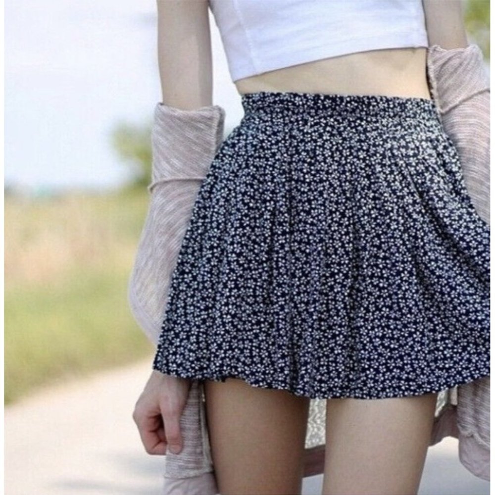 Brandy Melville Daisy Print Mini Skirt OS